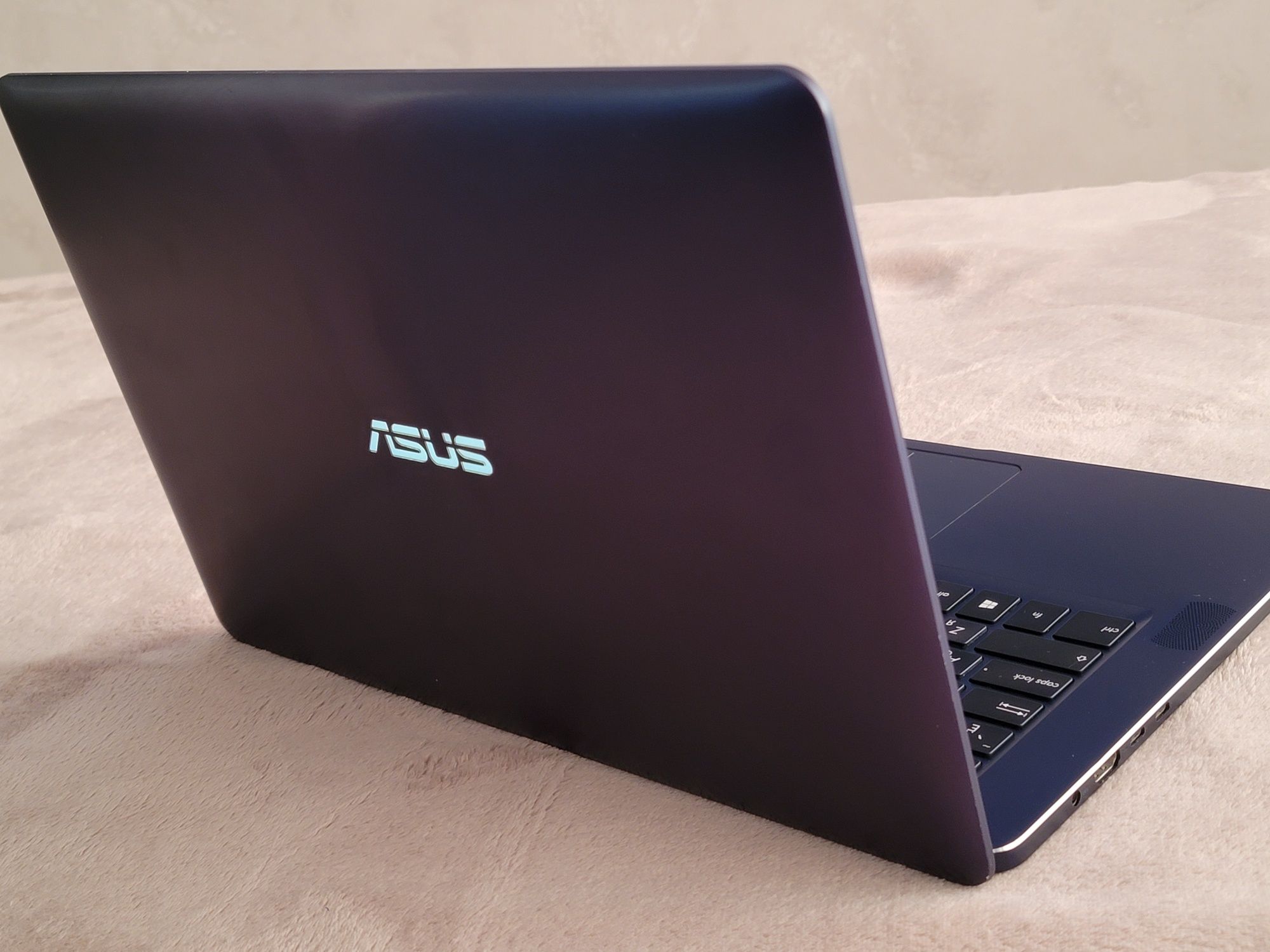 Zenbook Pro ux 550v (I7 7700h, 1050ti, 16)