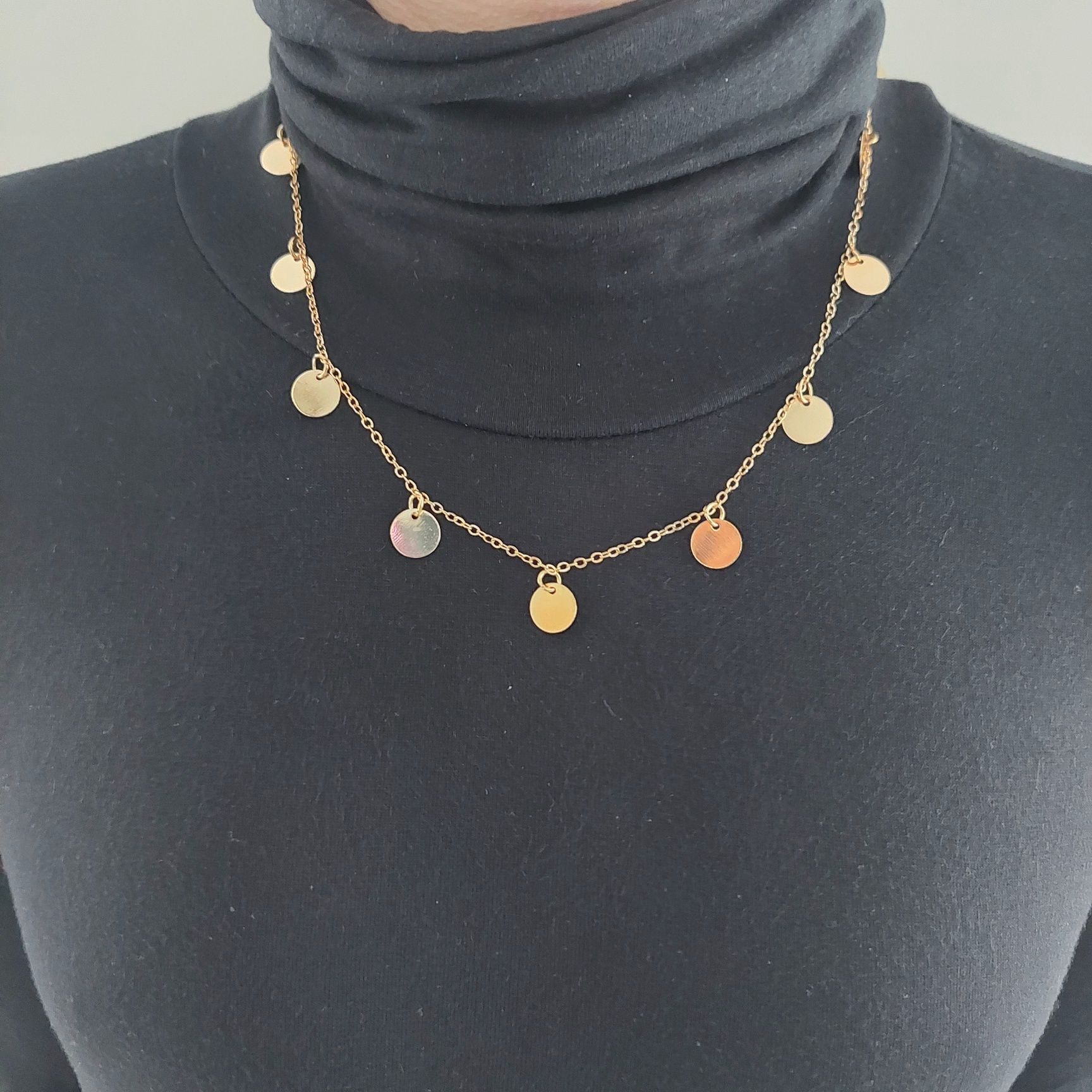 Trzy szt.zestaw retro eleganckich  łańcuszków.
Gratis kolczyki.
Piękn