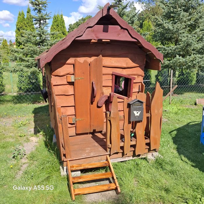 Drewniany domek dla dzieci