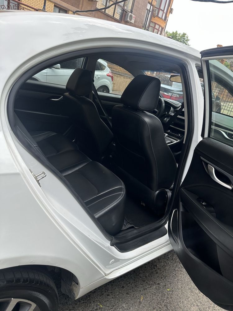 Geely Emgrand EV450