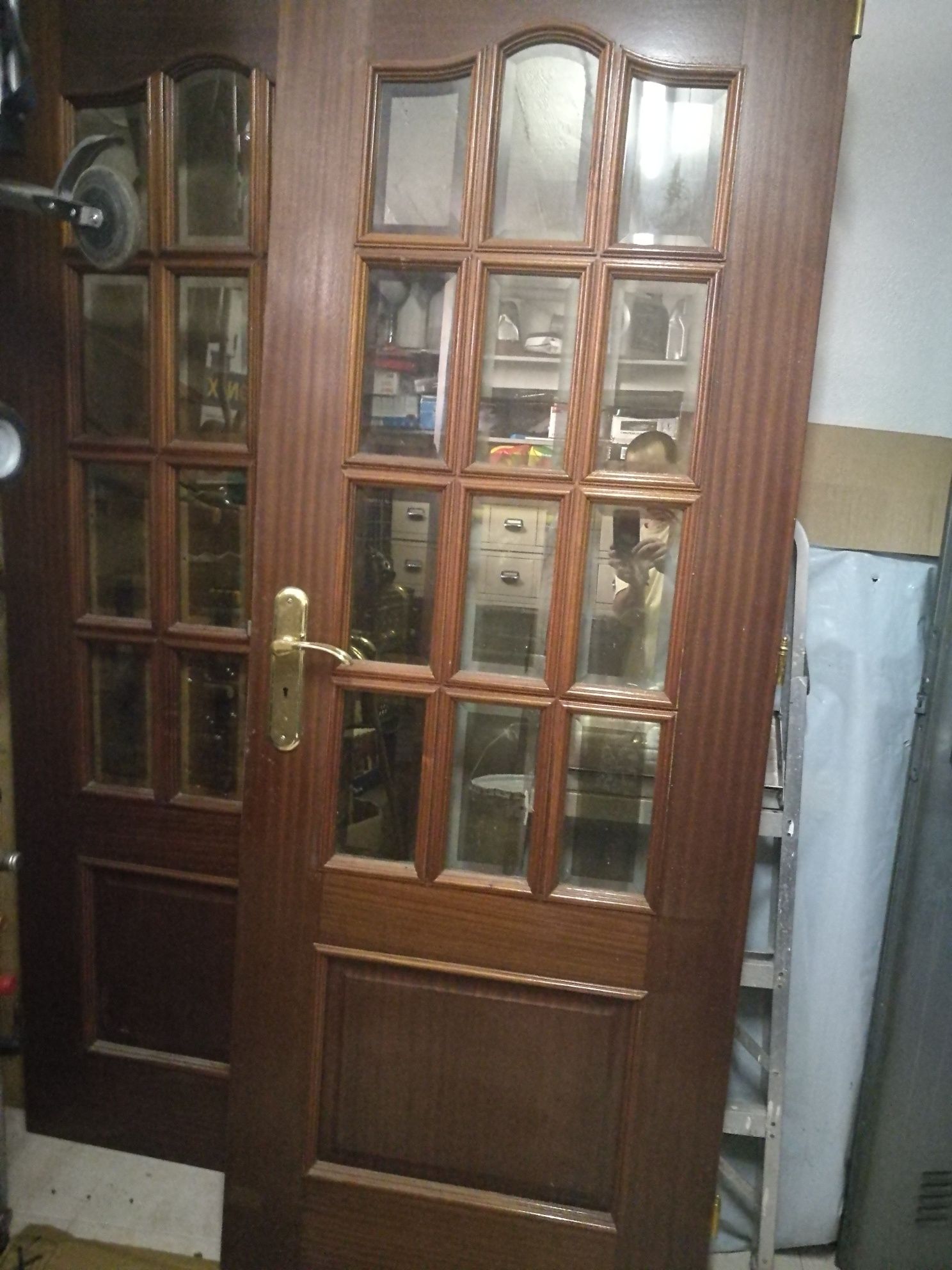 Porta de interior vidrada em mogno maciço de abertura à direita