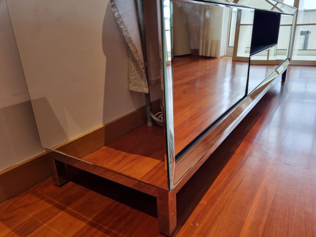 Rack para TV de Madeira com Acabamento Espelhado - Moderno