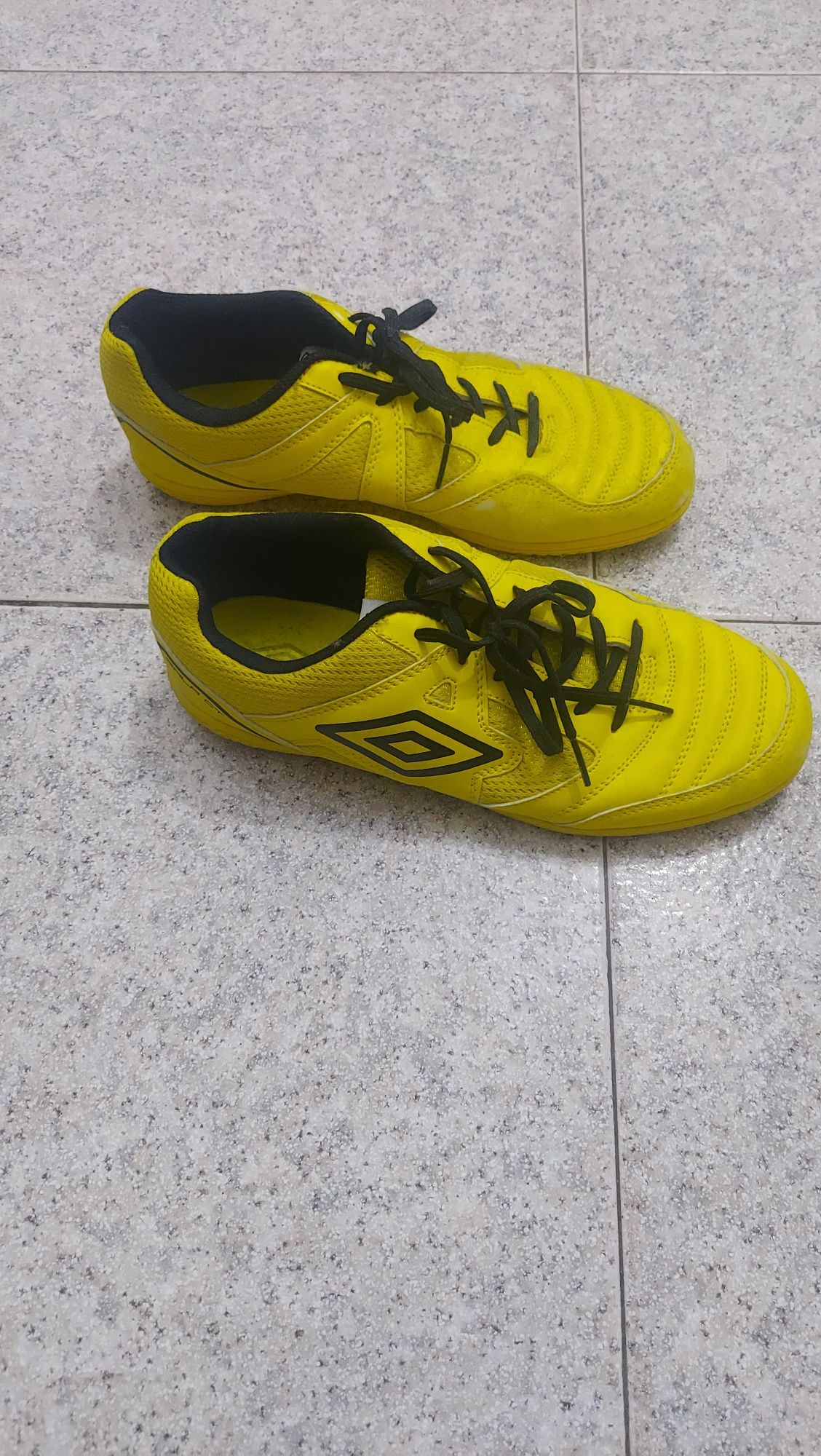 Sapatilha de futsal Umbro tamanho 42