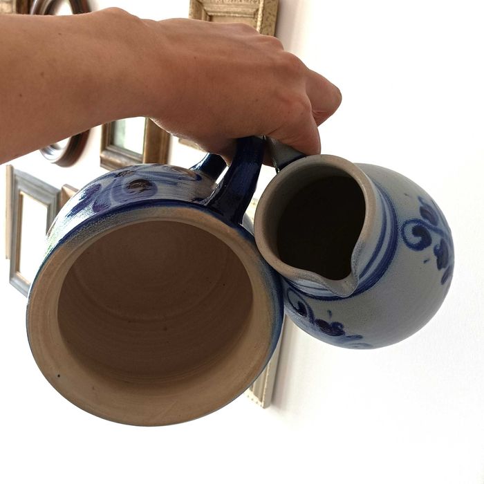 Zestaw glinianych naczyń, kamionka i wazon. Ozdobne dzbanki. Dzban.