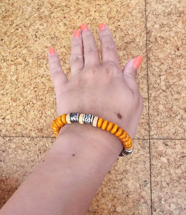 Pulseira laranja, castanha clara e cinzenta