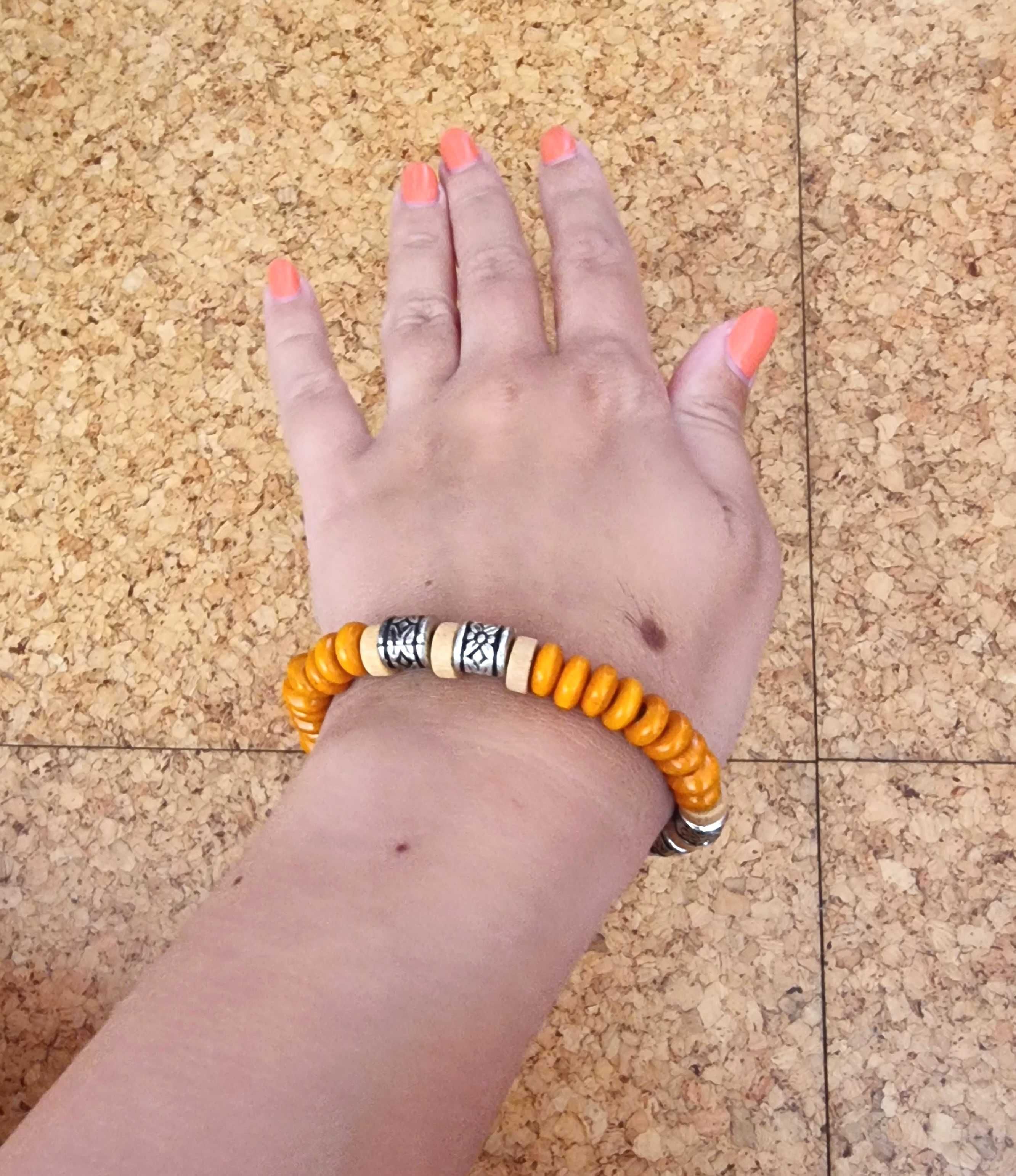 Pulseira laranja, castanha e cinzenta