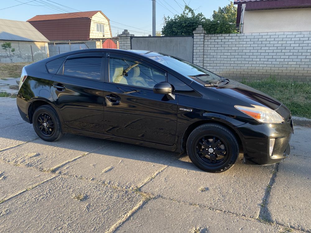 Toyota Prius 2015г