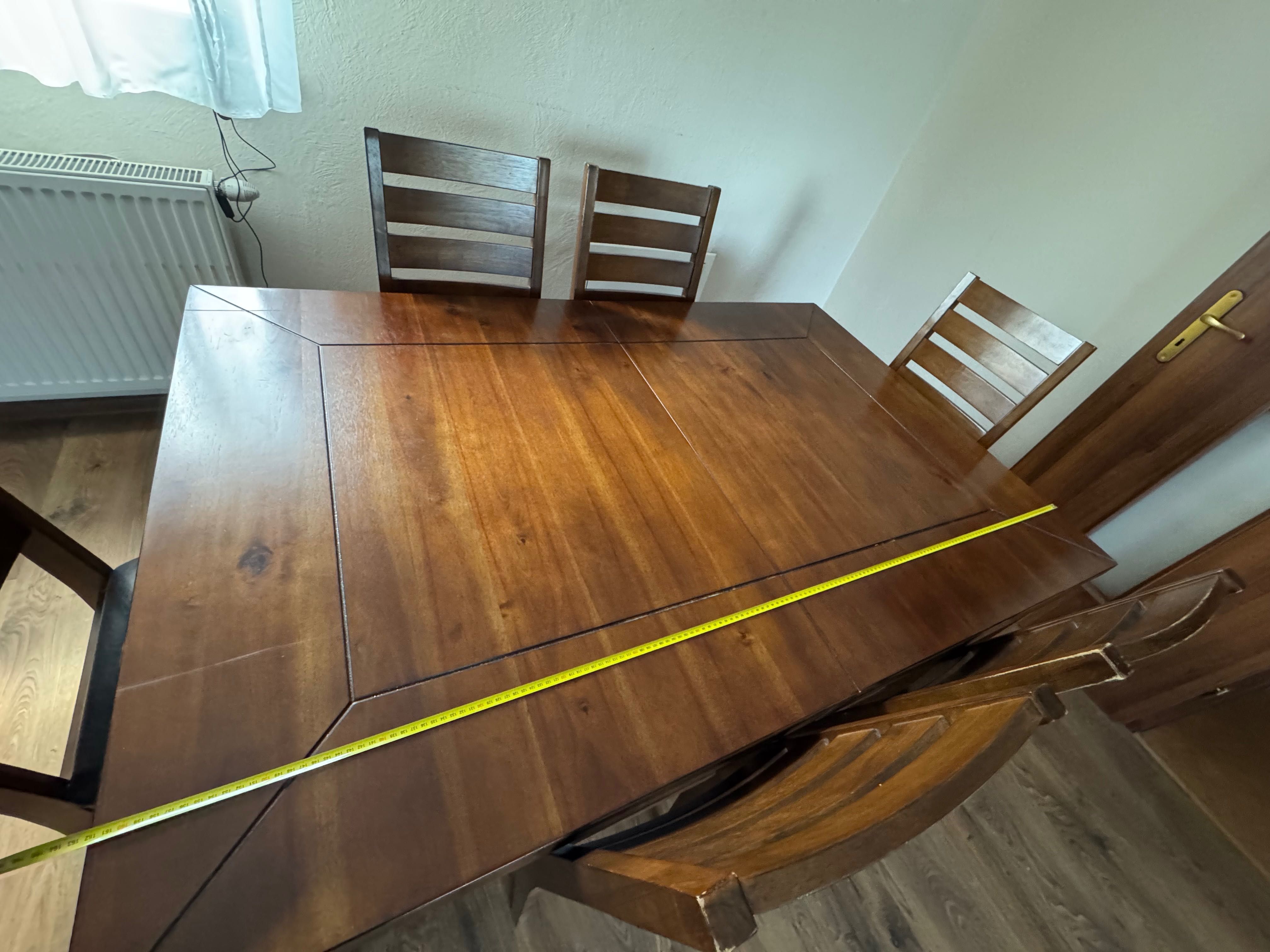 Piękny duży drewniany stół