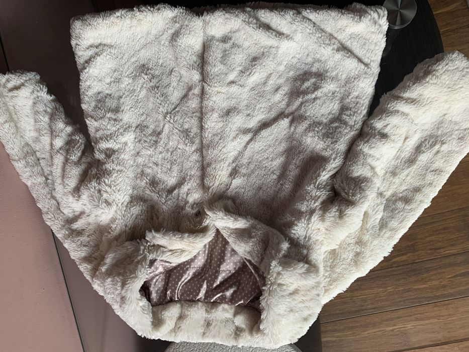 Biały zimowy płaszczyk dziecęcy