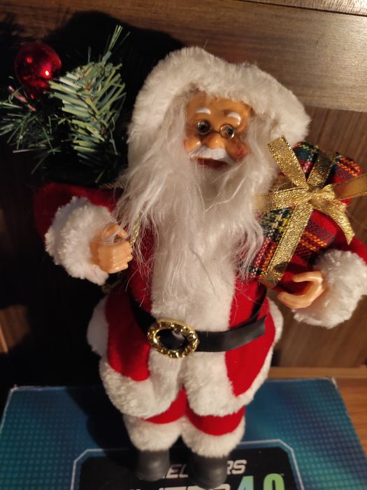 Санта Клаус с елкой и подарками