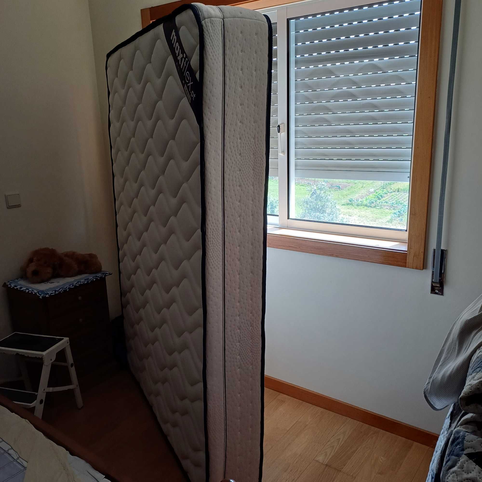 Colchão de Molas ensacadas, com camada viscoelástica dos dois lados.