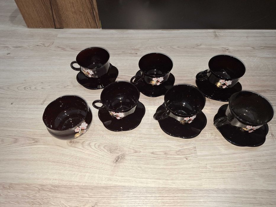 Filiżanki 6 szt. z cukiernicą prl