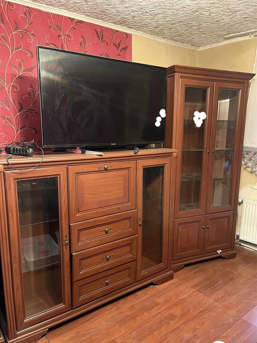 solidne drewniane meble w cieplym brązowym kolorze