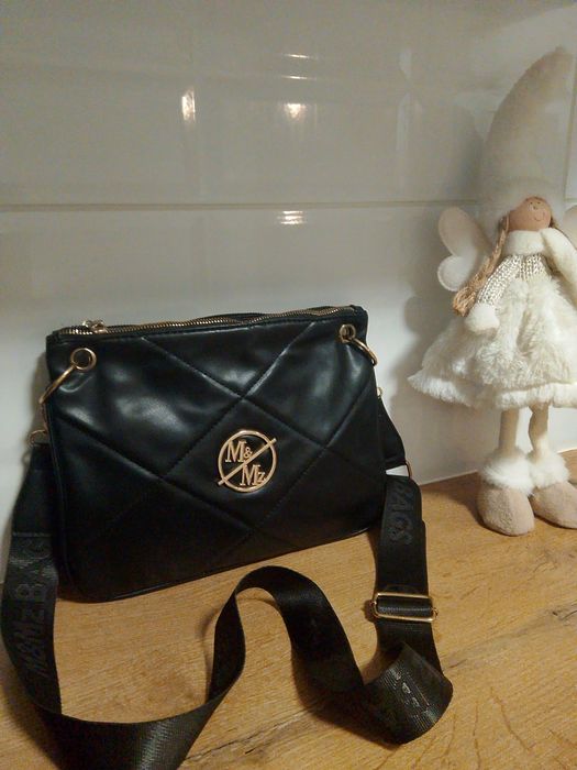 Czarna damska torebka, złote dodatki