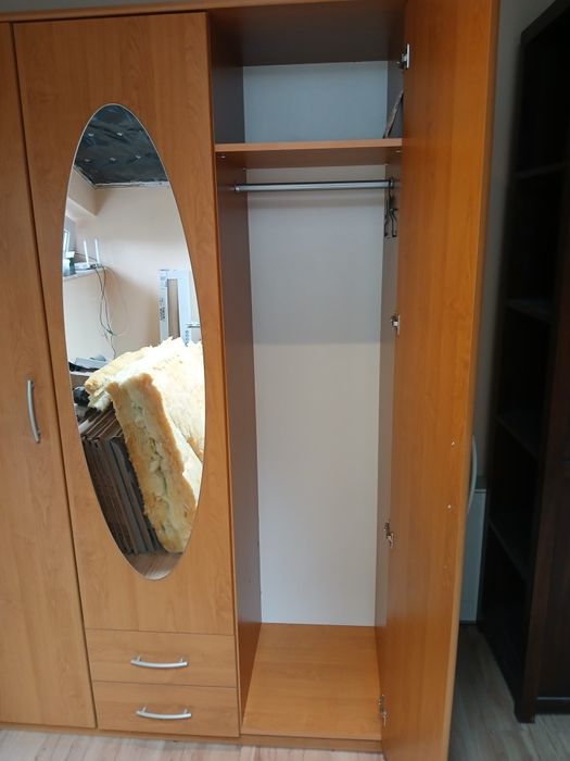 Szafa ubraniowa z lustrem