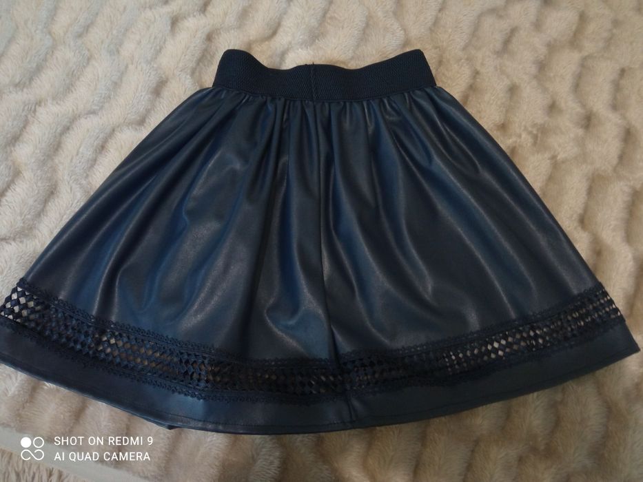 Шкільна спідниця шкірозамінника синього кольору