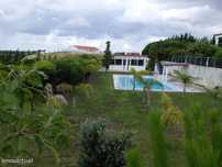 Moradia T4 isolada com jardins e piscina em lote vedado de 9.824,80 m2