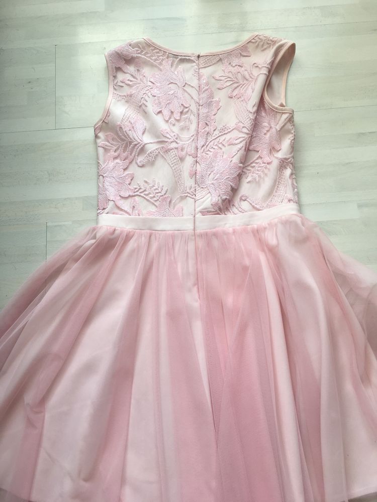 Elegnacka pudorowo różowa sukienka z koronką i tiulem