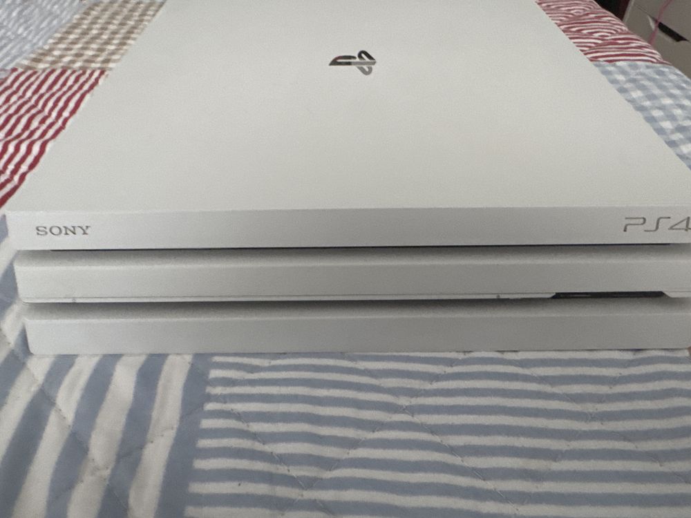Ps 4 pro 1 tera praticamente nova