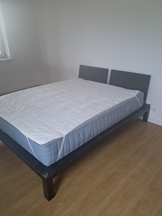 Łóżko z materacem