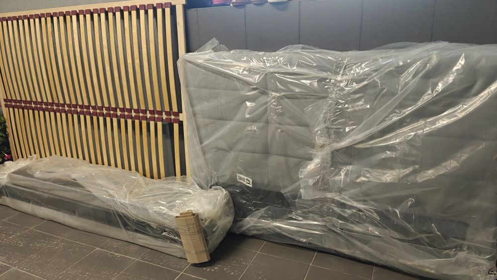 Łóżko tapicerowane 140x200, szare, ze stelażem i materacem (lub bez)