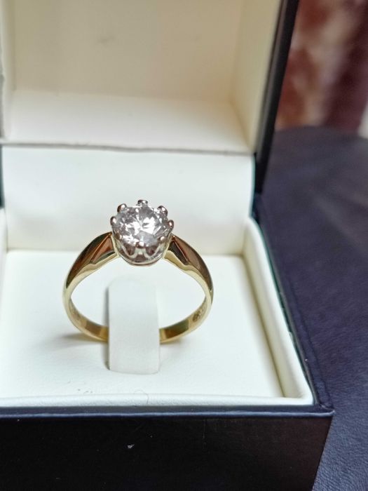 Złoty pierścionek 585 z brylantem 0,85ct (certyfikat)