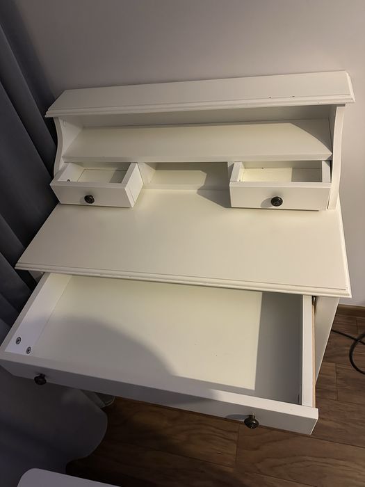 Toaletka z drewnianym blatem i klasycznym designem.