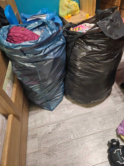 Dwa ogromne worki ubrań dla dziewczynki