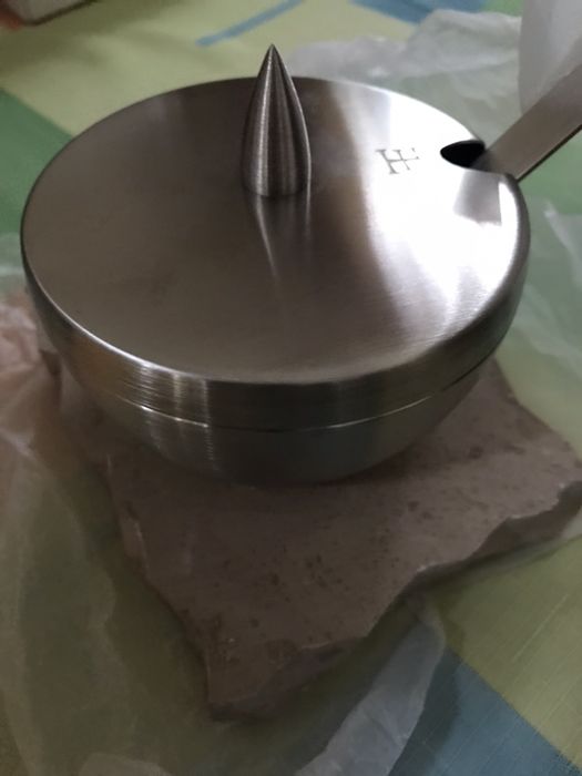 Cukiernica na marmurowej podstawce