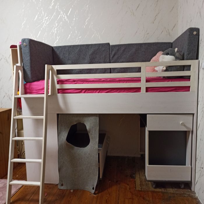 Łóżko na antresoli z biurkiem
