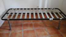 Estrado solteiro c/pés e rodas + colchão