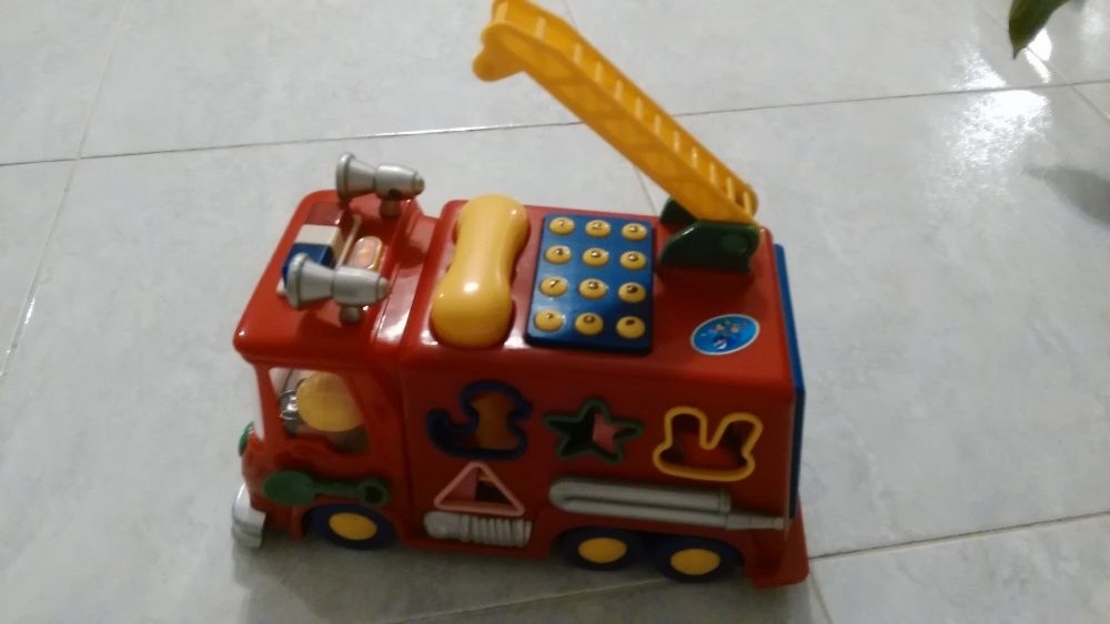 Carro de Bombeiros / Telefone e Encaixe de Formas e Cores