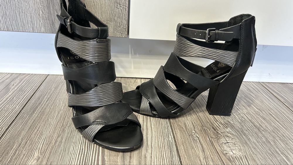 Босоніжки різні на 23,5 см(37 розмір)