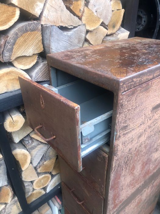 Industrialna szafka na dokumenty.