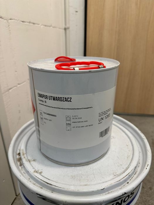 Sprzedam farbę przemysłowa do metalu w białym kolorze