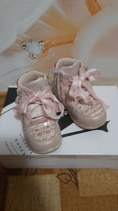 Дитячі ботинки для дівчинки.