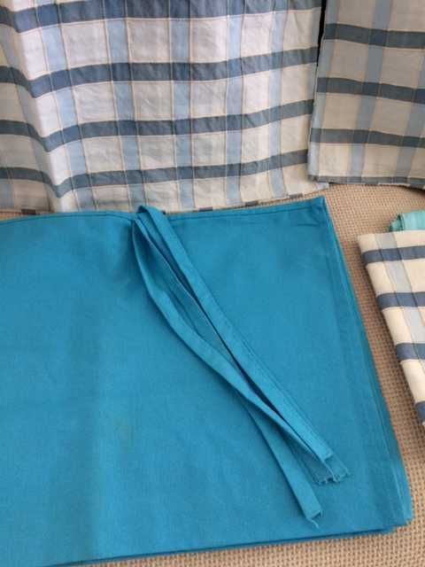 Duas capas de almofada tecido KA e travesseiro GP