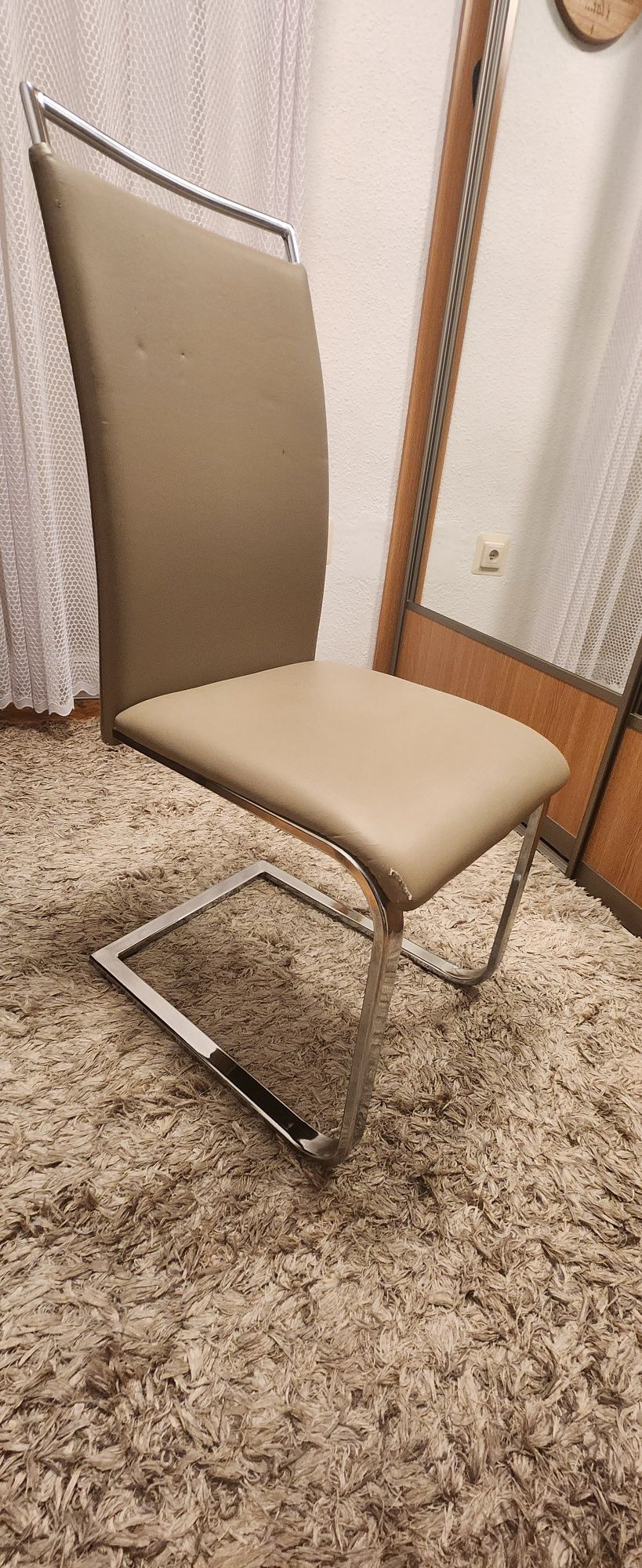 Stół z czterema krzesłami