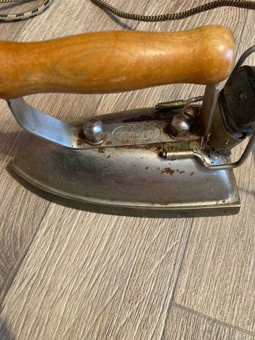 утюг тяжелый прошлых лет электрический, аквариум