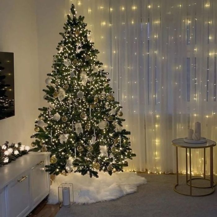 Гірлянда,мішура або хвойна лапа