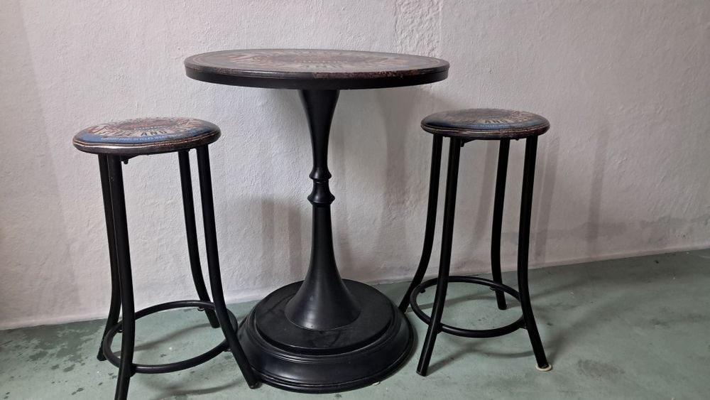 Mesa e bancos vintage