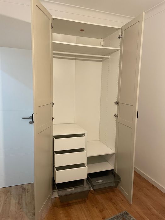 Roupeiro Ikea Pax com três gavetas e duas sapateiras.