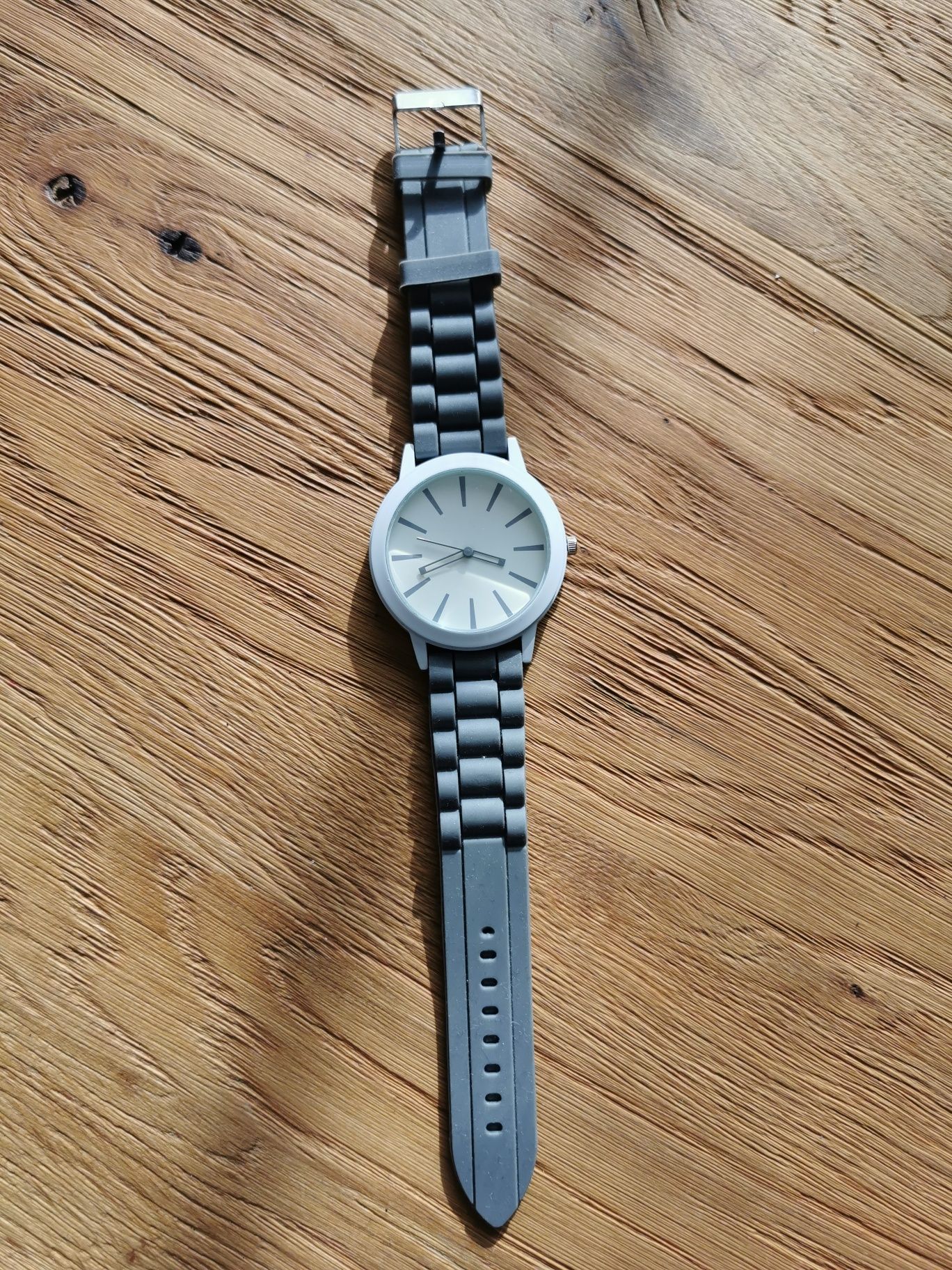 Zegarek z białą tarczą