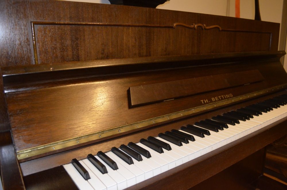Pianino Betting drewniane, kolor orzech mat, sprawne