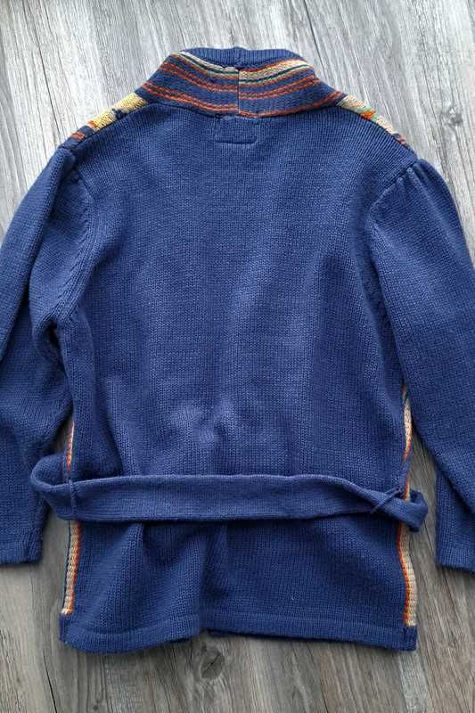 Niebieski sweter z paskiem w stylu vintage skandynawski wzór