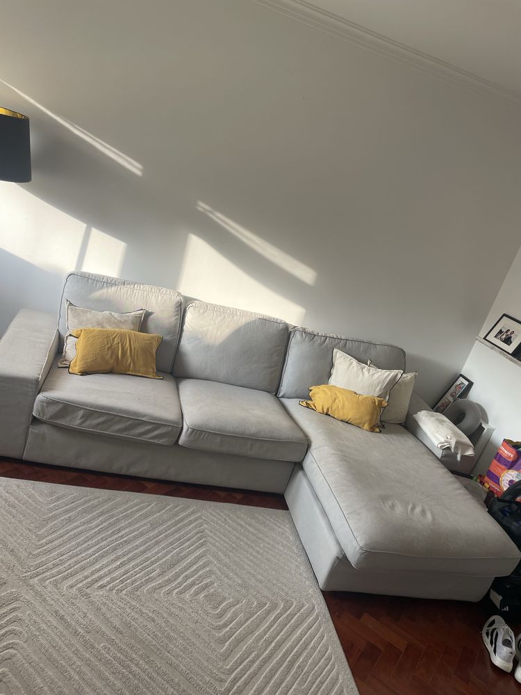 Sofá Kivik IKEA 3 lugares com chaise longue