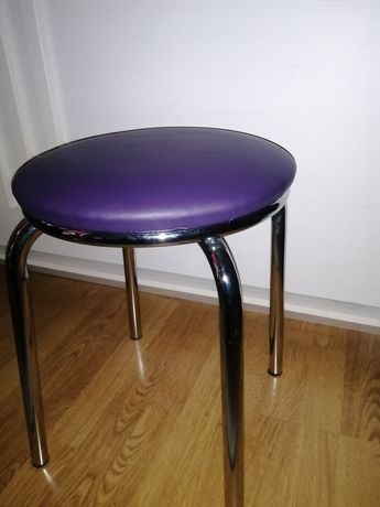 Krzesło z metalowymi nóżkami i skórzanym siedzeniem