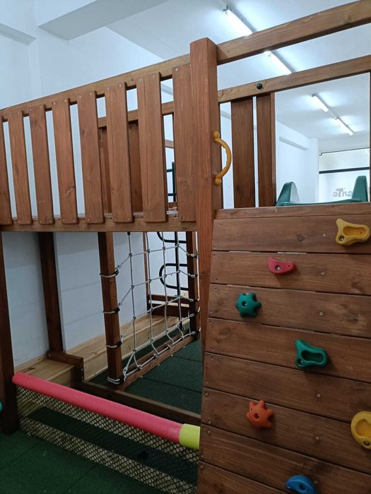 Parque infantil em madeira, com escorrega