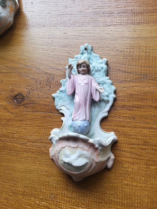 Stara biskwitowa kropielnica Dzieciątko Jezus