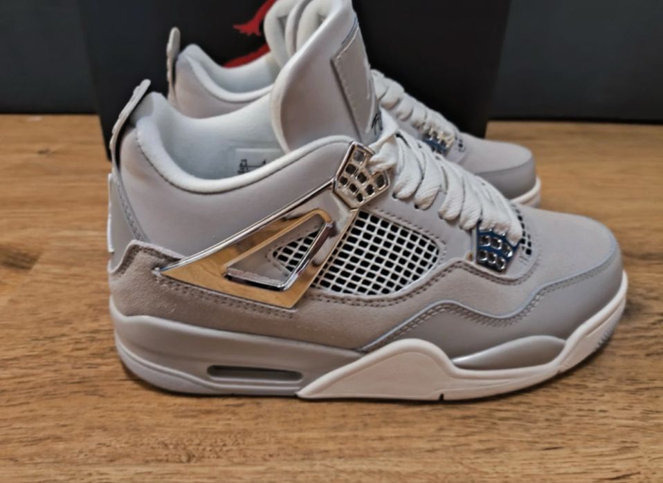 Jordan 4 Retro Frozen Moments